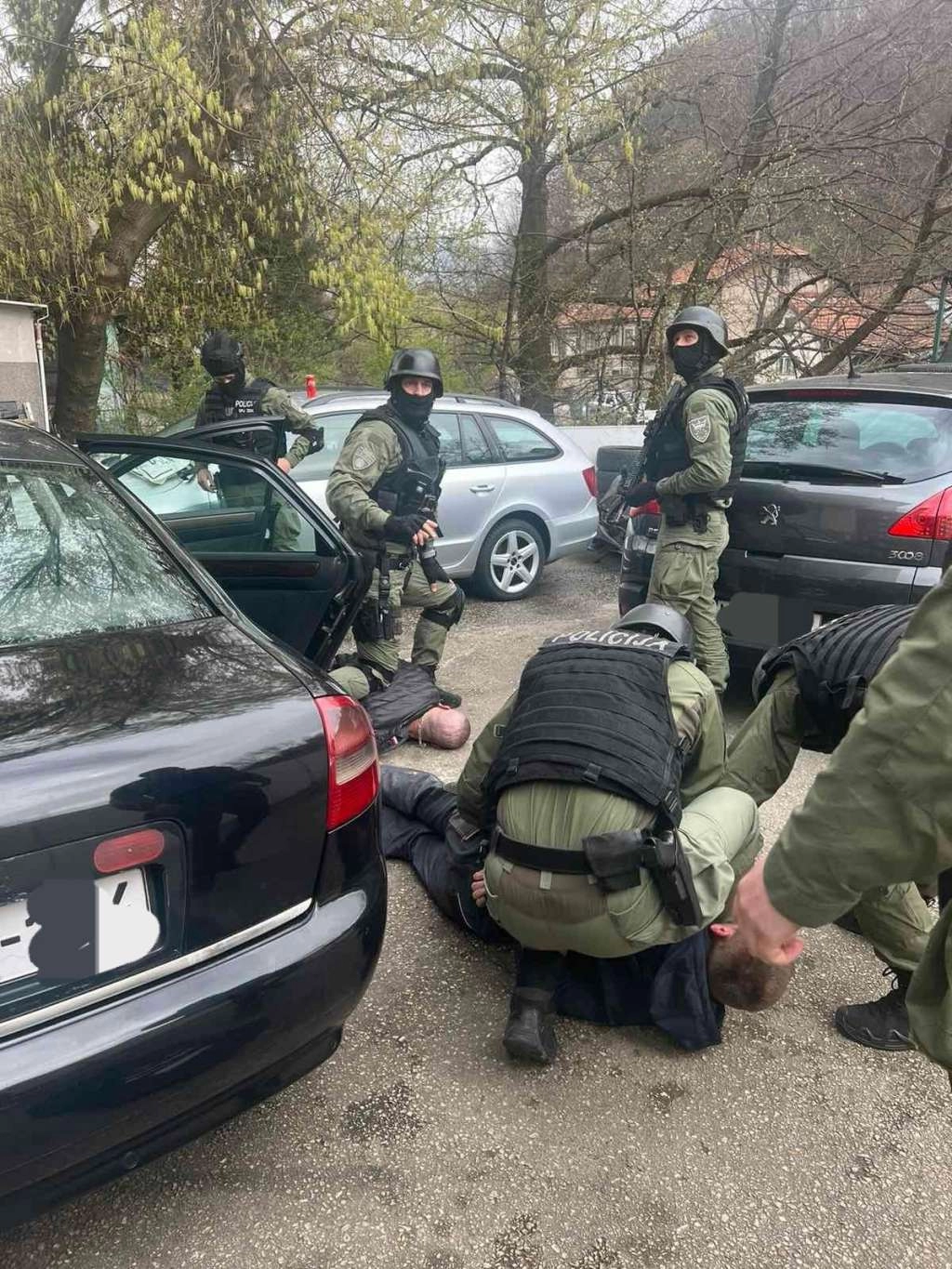 Pretresi u Zenici i Banja Luci, uhićeno više osoba, pronađena droga i oružje